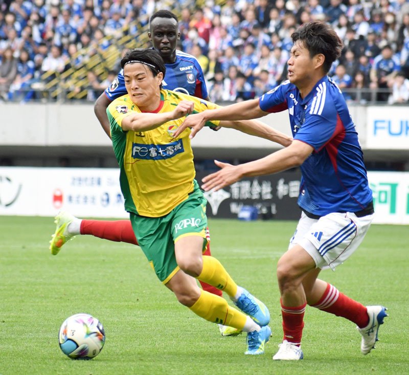 千葉―横浜Ｍ　昨年７月以来の出場を果たした千葉・田中（左手前）＝フクアリ