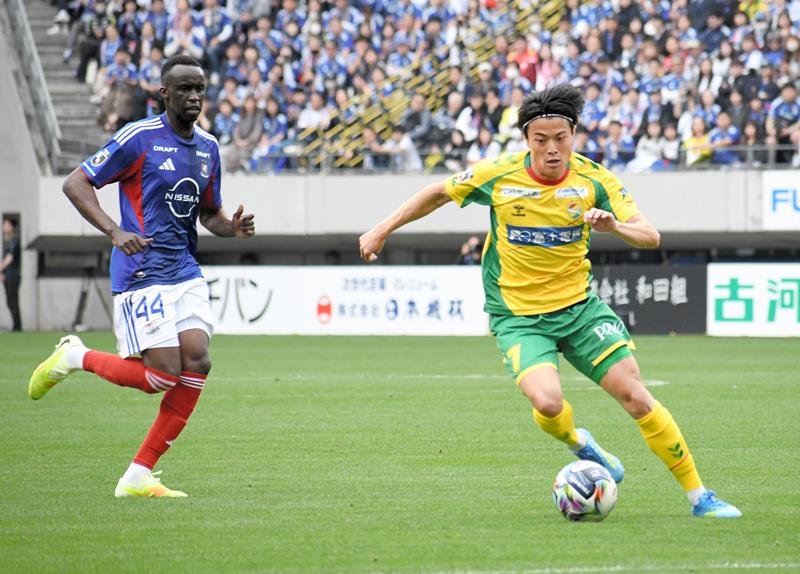 約１０カ月ぶりに復帰し、素早いプレーを見せる千葉・田中（右）＝４月２９日、フクアリ

