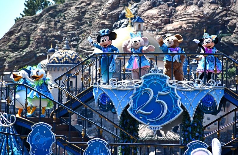 船上で２５周年を祝うミッキーマウスら＝８日、浦安市の東京ディズニーシー