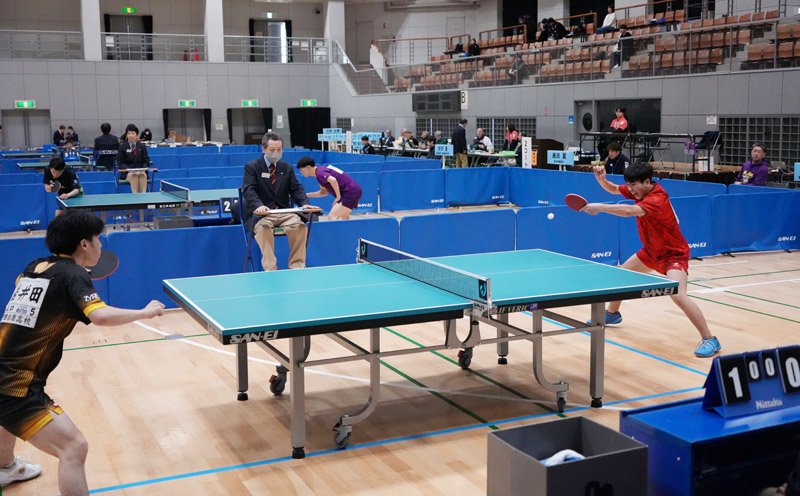 熱戦が繰り広げられる卓球ユース日本代表選考会＝１７日、旭市総合体育館
