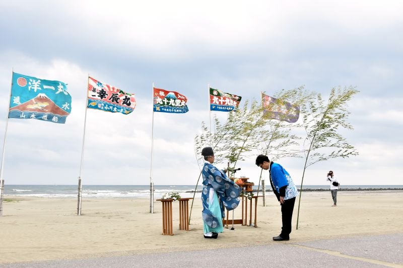 海の安全を祈願する石橋会長ら＝２９日、九十九里町