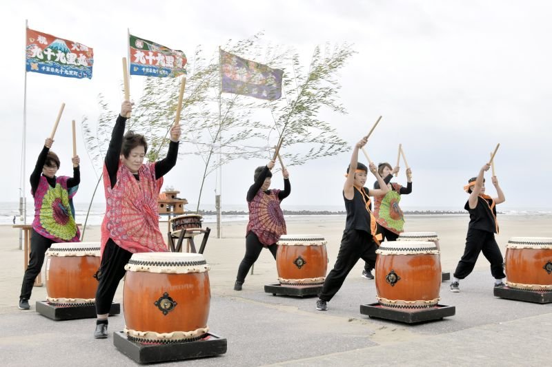 九十九里で“関東一早い”海開き　安全祈願　獅子舞、和太鼓華やかに