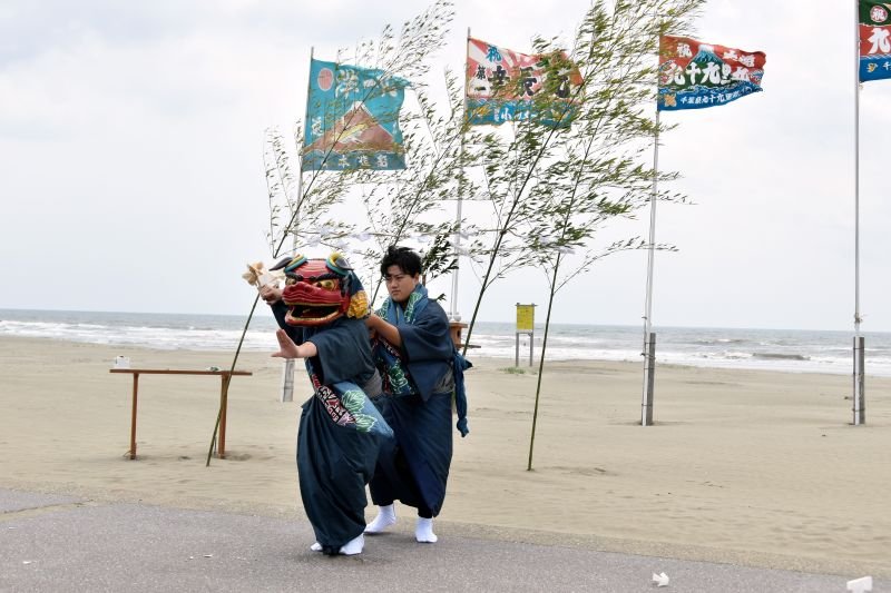 九十九里で“関東一早い”海開き　安全祈願　獅子舞、和太鼓華やかに