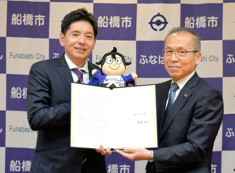 災害時の物資供給に関する協定を結んだ「八洋」の後藤社長(左）と船橋市の松戸市長＝船橋市役所