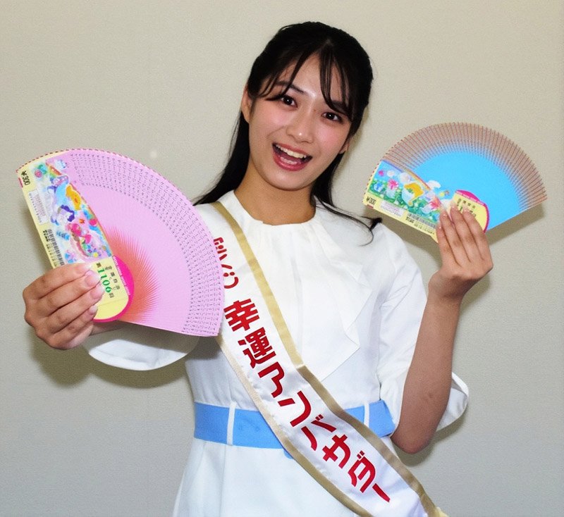 二つの「ドリームジャンボ」をＰＲする志賀さん＝１４日、千葉市中央区の千葉日報社