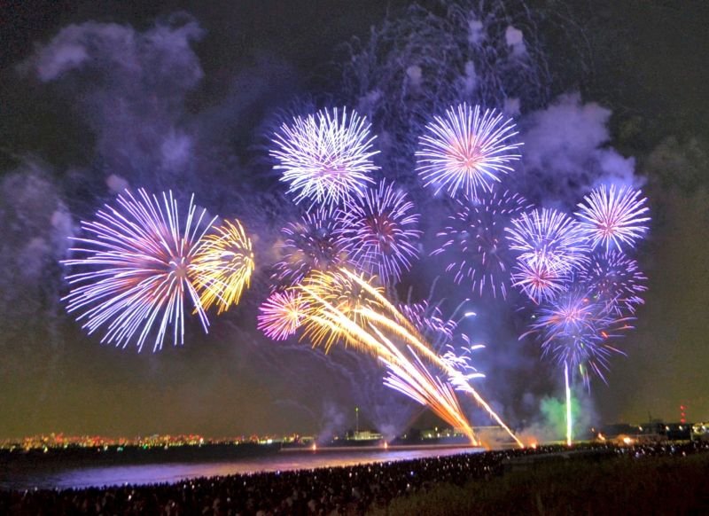 過去の幕張ビーチ花火フェスタの様子＝２０２４年、千葉市美浜区