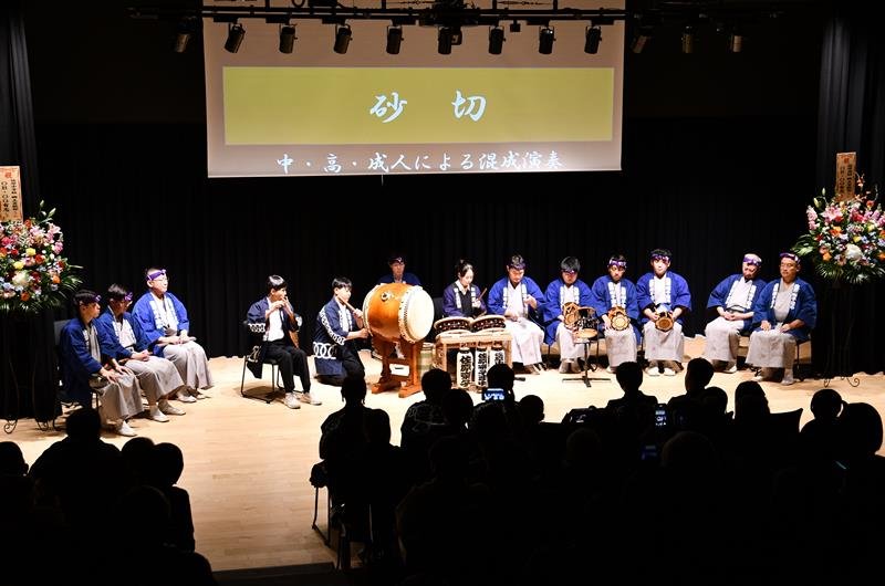 中学生と高校生が、実際に佐原の大祭で佐原囃子を演奏する下座連のメンバーと一緒に砂切を奏でたステージ＝香取市
