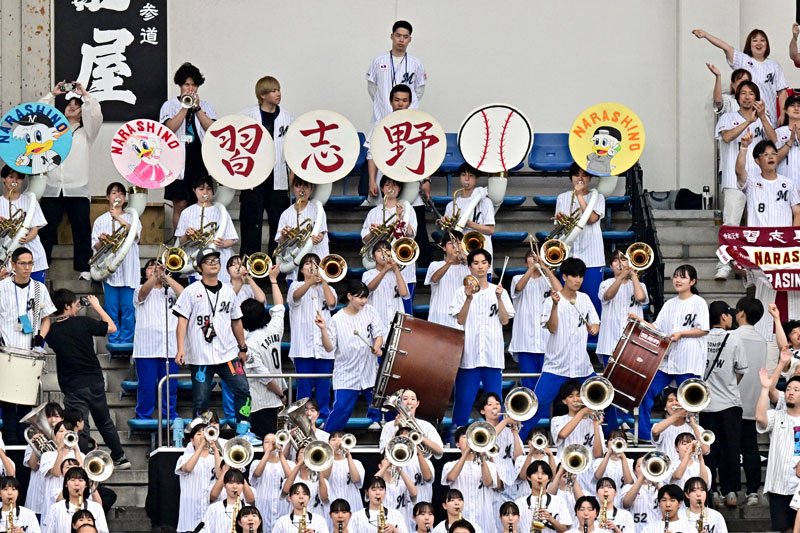 昨年６月１３日の千葉ロッテ戦で選手を応援する習志野高吹奏楽部員ら＝千葉市美浜区のＺＯＺＯマリンスタジアム