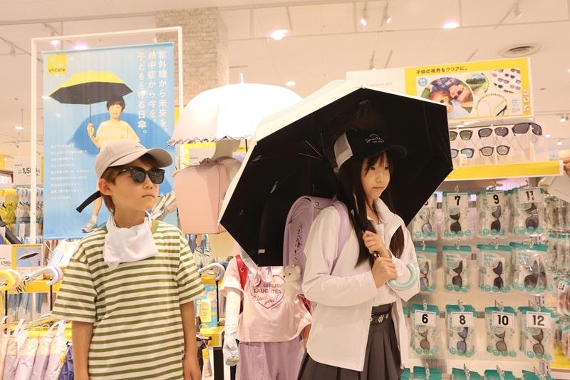 イオンの熱中症対策グッズを身につける小学生＝埼玉県越谷市