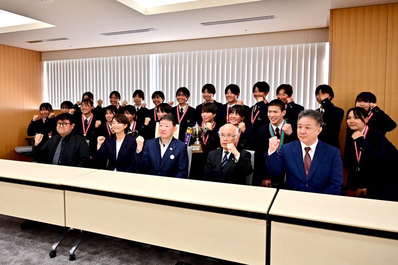 全国大会で活躍した千葉経済大付属高校のメンバー＝千葉市役所
