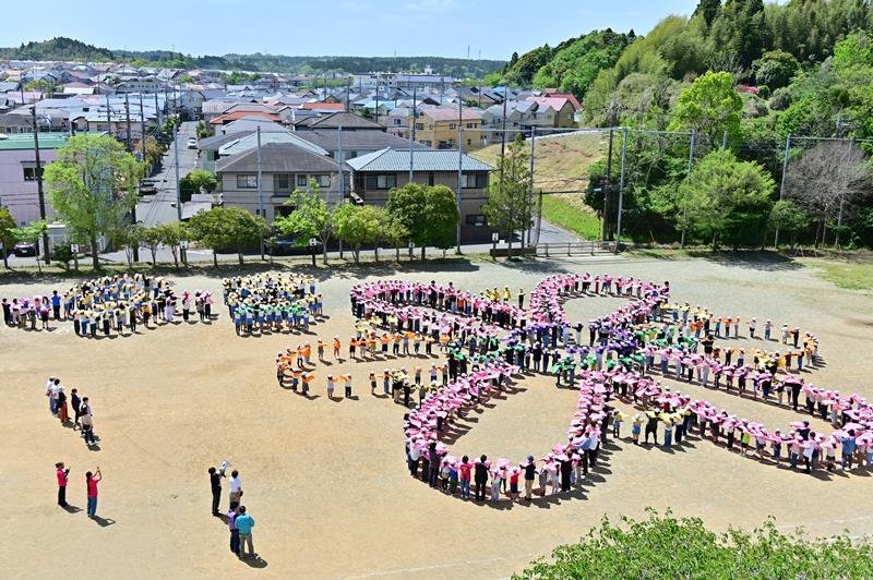 風船に思い乗せ　創立３０周年で記念イベント　千葉市立あすみが丘小学校