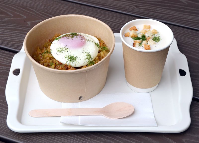 淑子さんが手がけた、ルーにダイコンを使った「農家牛すじ大根カレーライス」（左）と冷製大根ポタージュスープ
