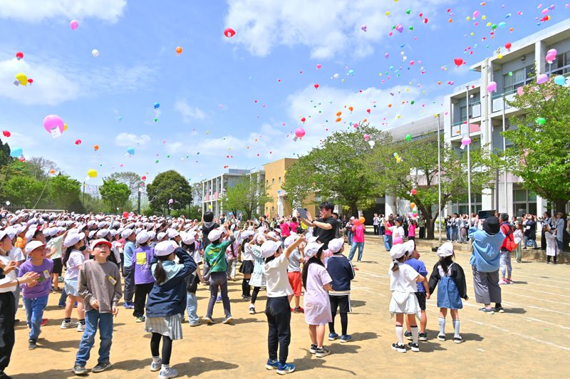 風船に思い乗せ　創立３０周年で記念イベント　千葉市立あすみが丘小学校