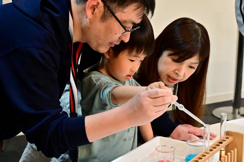 科学実験を楽しむ親子＝４月２９日、千葉市中央区の科学館
