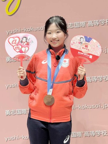 銅メダル獲得を記念して作成されたうちわを手に笑顔を見せる中井選手＝流山市