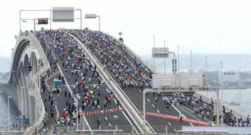 前回大会で東京湾アクアラインを快走するランナー＝２０２４年１１月１０日（木更津市の海ほたるパーキングエリアから撮影）
