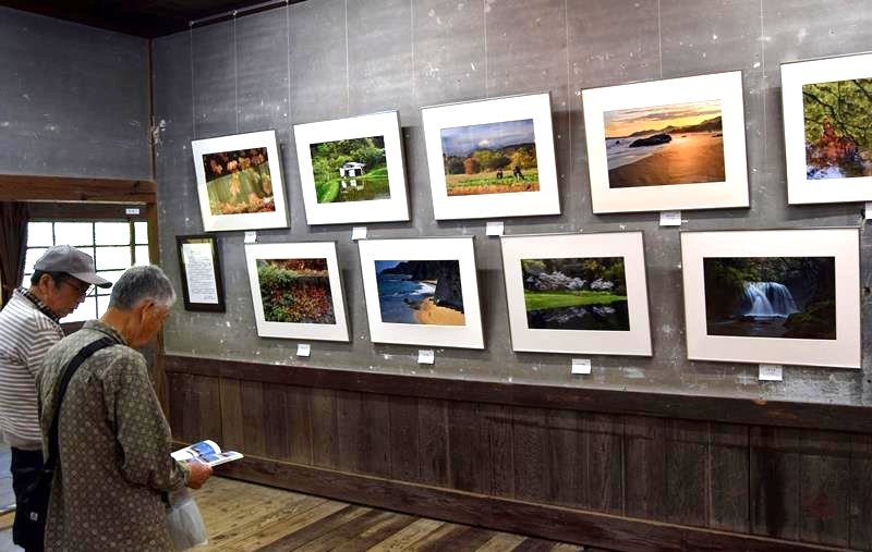 千葉県内の四季折々の絶景をとらえた作品がそろう「南市原写真クラブ展　Ｖｏｌ．１８」＝２日、市原市の内田未来楽校