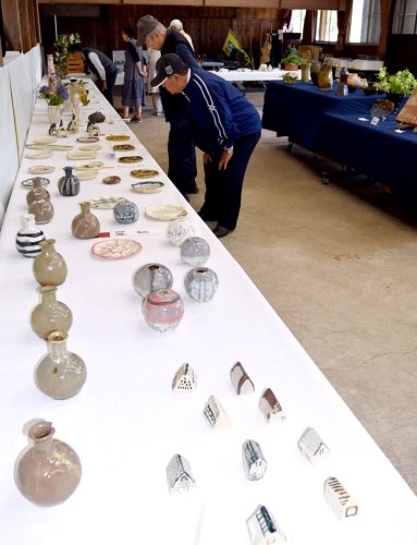幅広い世代の個性あふれる力作を楽しめる作品展＝２日、市原市の内田未来楽校