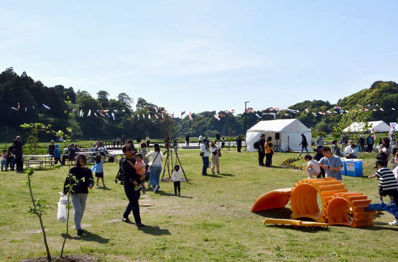 青空の下、イベントが開かれ、親子連れらでにぎわう「いきいき山田鯉のぼりまつり」の会場＝香取市