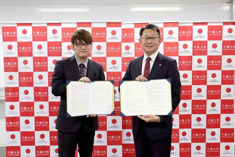協定書に調印した千葉大の横手学長（右）とトリプルアイズの片渕ＣＥＯ＝１日、千葉市稲毛区