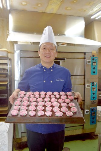 バラをかたどった焼き菓子を製造している洋菓子店「スイーツアリッサム」の戸賀沢さん＝八千代市
