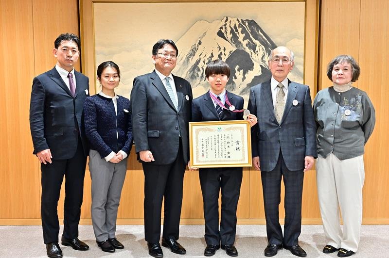 剣道の全国大会中学生個人の部で準優勝した鈴木宥凜さん（右から３人目）＝４月２４日、千葉市役所
