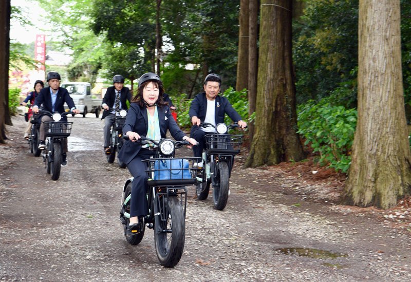 説明会後に試乗会が開かれ、平山町長らが町内を周遊した
