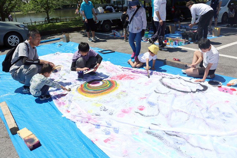 真っ白なこいのぼりに絵を描く参加者＝５日、東金市

