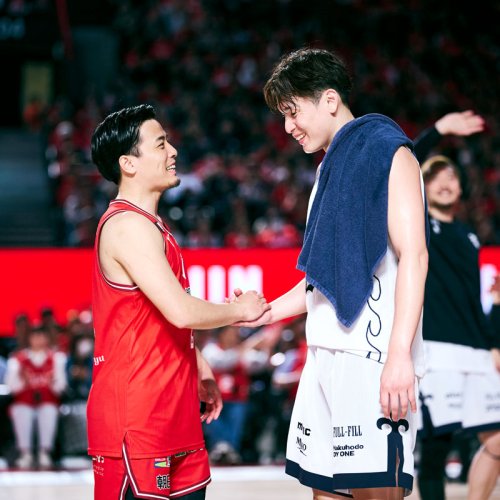 シーズン最終戦後に千葉Ｊ・富樫（左）と握手を交わすＡ千葉・大塚＝３日、船橋市ららアリーナ東京ベイ（Ｂリーグ提供）
