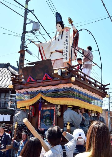 香取市の佐原の町並みに５日、山車人形「静御前」が１３６年ぶりに里帰りした。同市佐原地区で１８７５年に作られ、９０年に茨城県の潮来に渡った人形で、制作１５０年を祝って双方の住民らが山車を引き回した　中瀬健太撮影