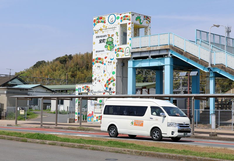 日本医科大千葉北総病院に向かう栄町の実証実験用のバス＝栄町
