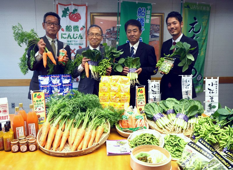 松戸市長（左から２人目）にブランド野菜の出来栄えを披露する生産者ら＝船橋市役所