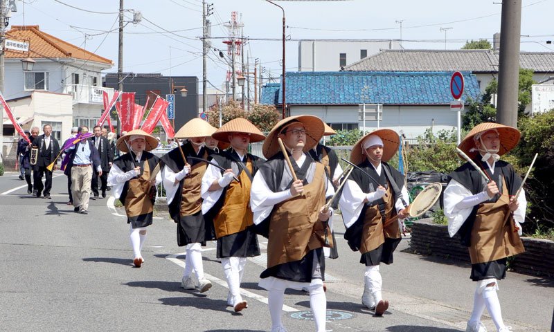 お題目を唱えながら練り歩く僧侶ら＝９日、茂原市