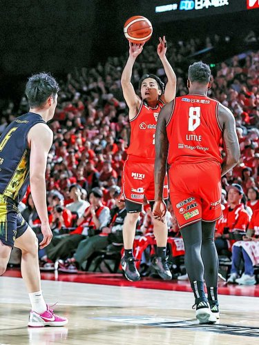 千葉Ｊ―群馬　第２クオーター、３点シュートを決める千葉Ｊ・富樫（中央）＝９日、船橋市ららアリーナ東京ベイ