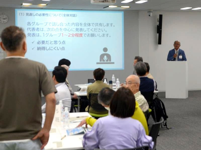 家庭ごみ処理有料化をめぐり市民と対話する小出市長（右奥）＝１０日、市原市役所