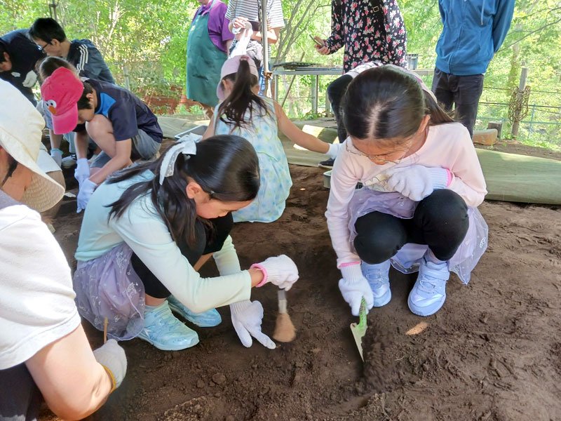 大勢の子どもたちが縄文文化を体験した＝千葉市若葉区の加曽利貝塚博物館