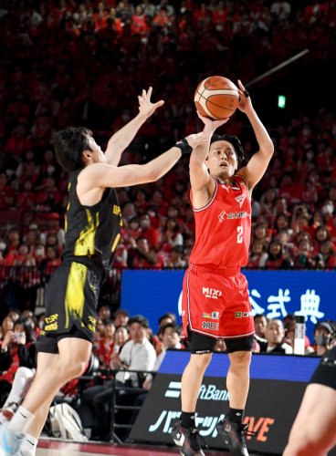 千葉Ｊ－群馬　第４クオーター、シュートを放つ千葉Ｊ・富樫（右）＝１１日、船橋市ららアリーナ東京ベイ