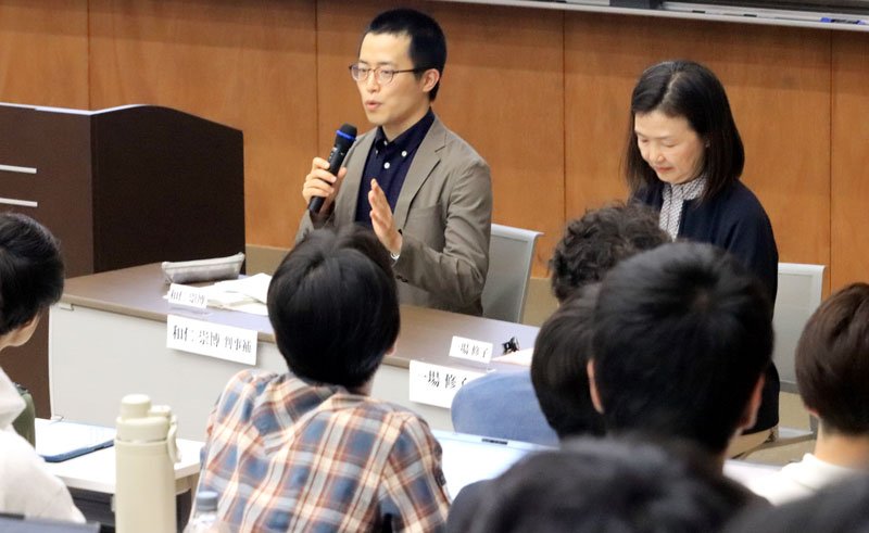 裁判官のやりがいを語る千葉大法政経学部ＯＢの和仁崇博裁判官（左）＝千葉市稲毛区の千葉大学西千葉キャンパス