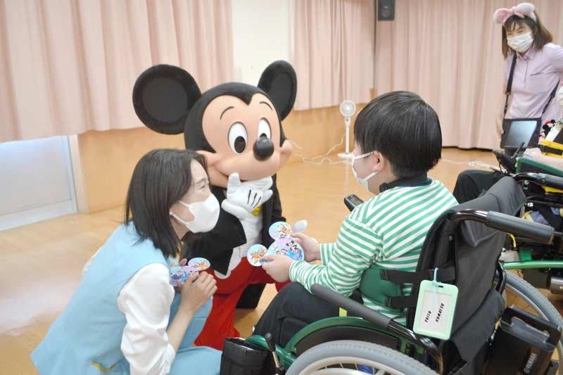 ミッキーと濱中さん（左）が来院し、療養中の子どもたちと交流した＝１３日、四街道市の下志津病院