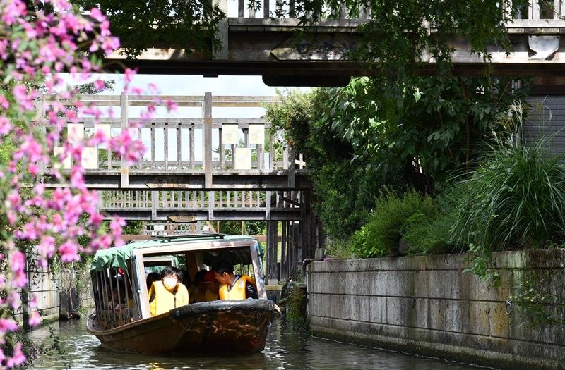 水郷情緒が残る水路を船で巡る「十二橋めぐり」＝香取市
