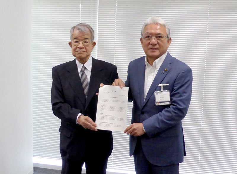 小出市長（右）に要望書を提出する杉山会長＝１５日、市原市役所
