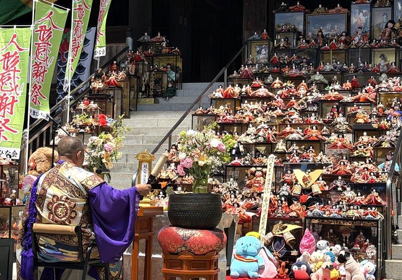 寄せられた多くの人形を供養した「人形感謝祭」＝１６日、木更津市
