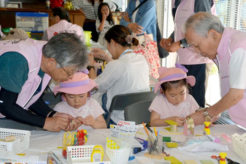 「市原・袖ケ浦少年少女発明クラブ」のブースで工作を体験する子どもたち＝１７日、市原市の出光会館