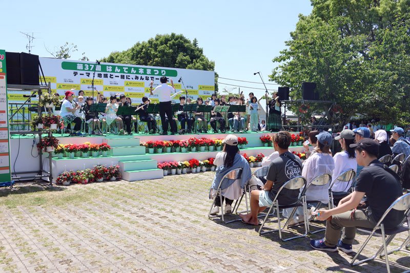 特設ステージでは地元の団体や芸人によるパフォーマンスが披露された＝１７日、東金市家徳の浅井病院