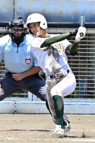 専大松戸―花咲徳栄　６回裏専大松戸１死三塁、高橋が右前へ勝ち越しの適時打を放つ＝県総合ＳＣ