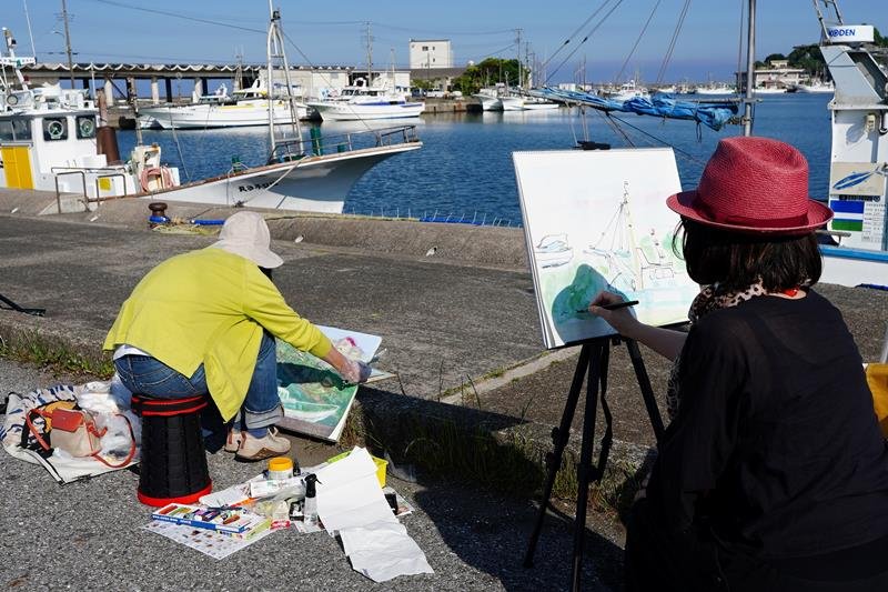それぞれの見方で風景を描く大原写生会の参加者＝いすみ市
