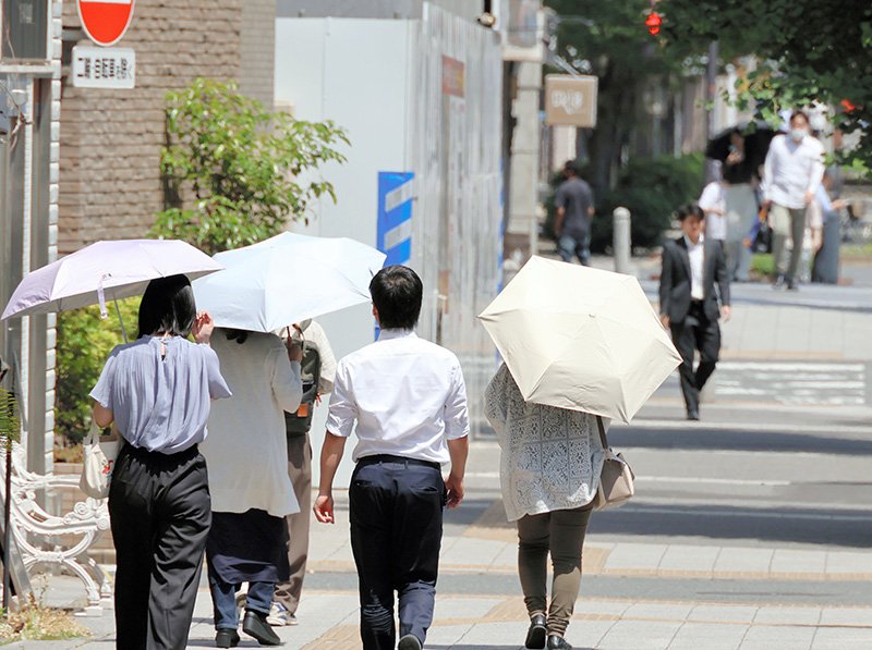 街中では日傘を差して歩く人々が目立った＝１８日午後、千葉市中央区