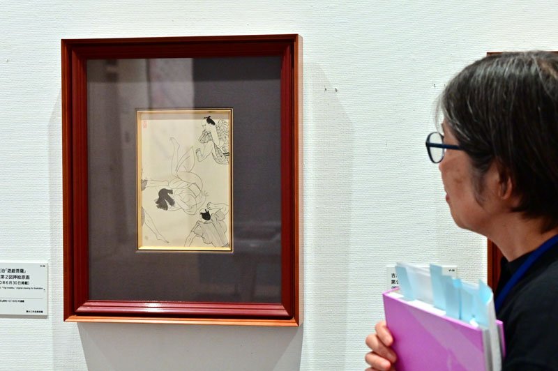 吉川英治「遊戯菩薩」の挿絵原画。西山学芸課長は「最も油が乗った時期の作品」と話す＝１３日、千葉市美術館