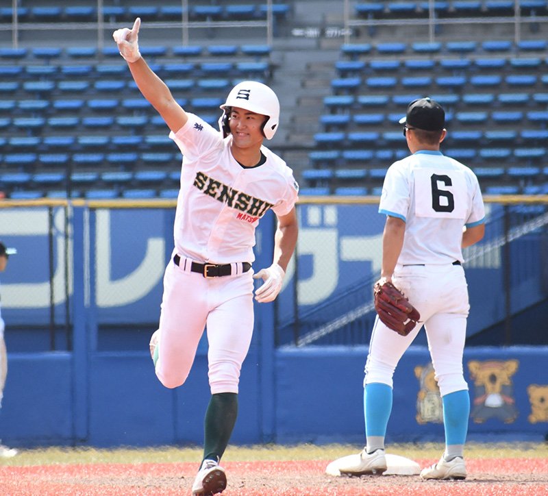 山梨学院―専大松戸　６回裏専大松戸１死一、二塁　宮尾が３ランを放ち、三塁側の応援席へ右手を掲げる＝１９日、千葉市のＺＯＺＯマリンスタジアム