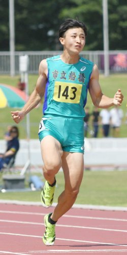 男子２００メートルを県高校新記録と大会新記録で優勝した市船橋・片山瑛太。１００メートルは県高校タイ記録の大会新記録で制した＝県総合ＳＣ
